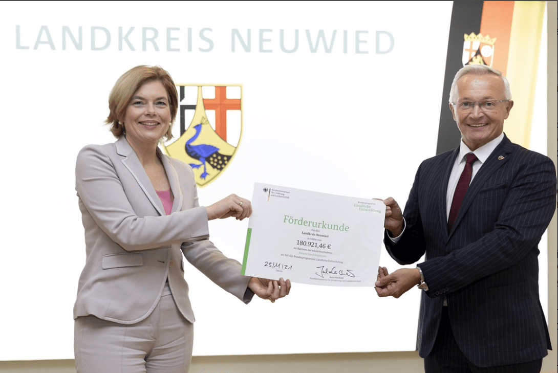 You are currently viewing Erfolgreicher Projektantrag des Landkreises Neuwied: Bundesministerin Klöckner übergibt Förderbescheid für digitale Online-Plattform „meinegesundheit-neuwied.de“